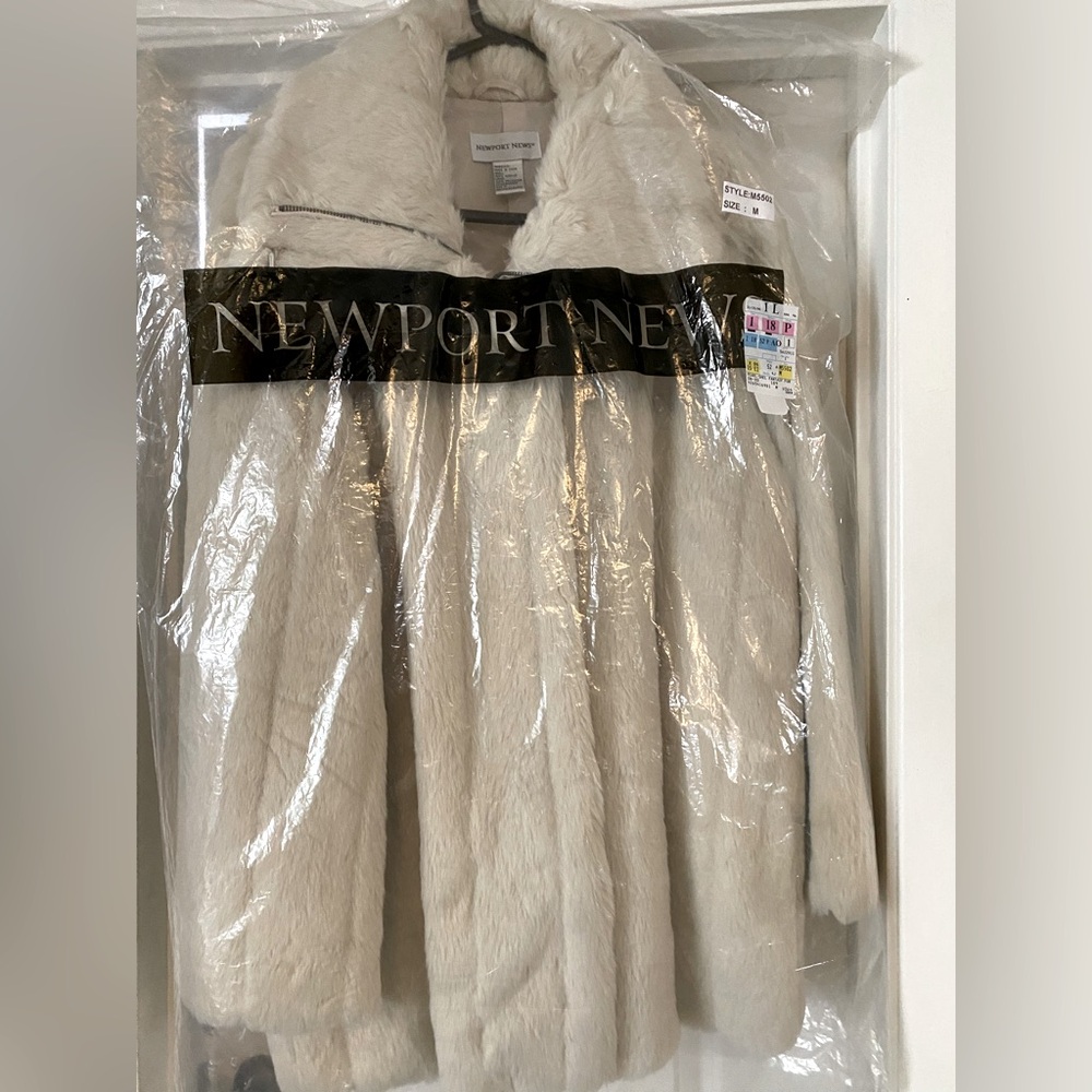 Vintage Newport News White Faux Fur Coat (M)